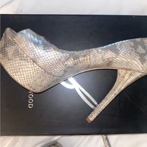 B Brian Atwood Babola Platform Silver Beige Snakeskin Pump 9.5 10